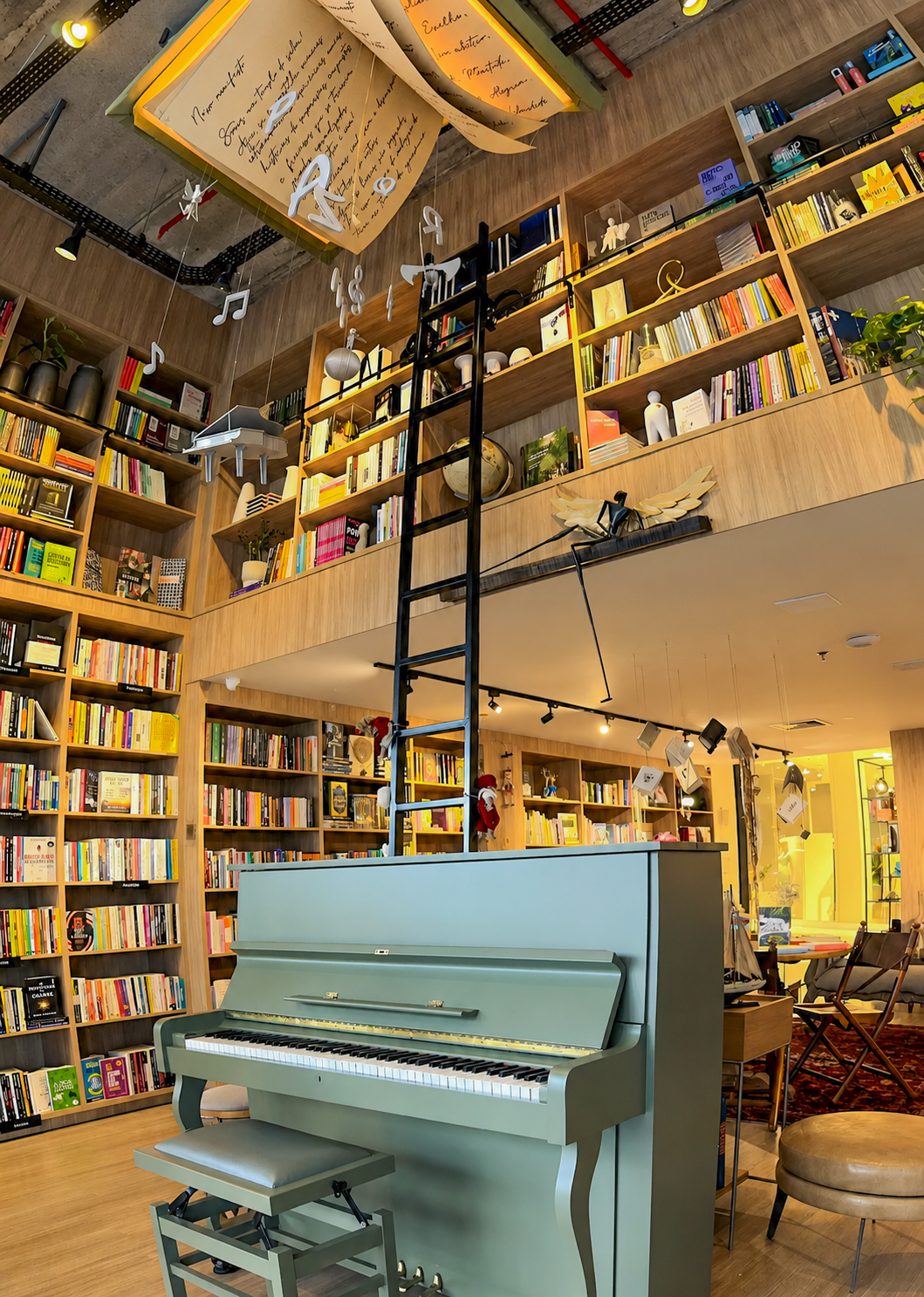 Interior aconchegante da livraria com piano, prateleiras e decoração musical